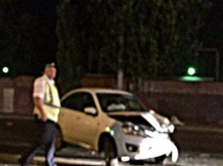 Серьезные травмы получил мужчина после скоростного ДТП на светофоре Ростова