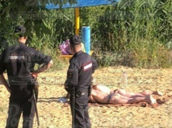 Аппетитные загорающие попы загипнотизировали остолбеневших полицейских Ростова