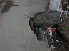 Огромный провал с битым стеклом на тротуаре Красноармейской вынудил жителей Ростова обратиться к властям