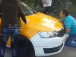 Протащивший человека сто метров по асфальту ошалелый таксист в Ростове попал на видео