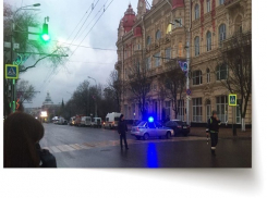 Центр Ростова оцеплен полицией из-за подозрительного пакета в мэрии