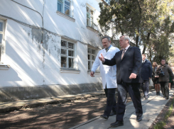 В Куйбышевской ЦРБ стариков заставили ждать вакцинации в длинной очереди