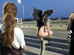 Две обнаженные девицы с крыльями на Ворошиловском мосту обескуражили ростовчан