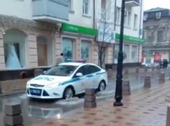 Огромная лужа в центре Ростова возмутила пешеходов и попала на видео