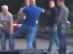 Водитель BMW отпинал «медленного» пожилого пешехода во дворе Ростова на видео