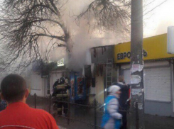 Крупный пожар на центральном рынке Азова начался с закусочной