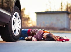 Старенькая «Волга» снесла идущую по обочине женщину и скрылась с места ДТП под Ростовом