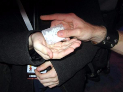 Мужчину схватили на улице донского поселка в момент передачи наркотика 