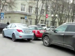 Припаркованные наглыми водителями автомобили на проезжей части в Ростове попали на видео