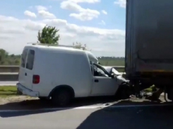 Огромный прицеп раздавил «каблучок» под Ростовом на видео