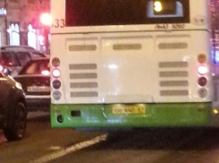 В Ростове из-за гонки двух автобусов оказались повреждены припаркованные машины 