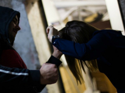 Жестокий удар по голове от бывшего наркомана получила женщина во дворе многоэтажки под Ростовом
