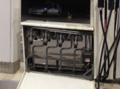 Беспечная автоледи раскурочила ползаправки оставленным в баке пистолетом в Ростове