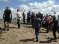 Массовый протест отрезанных от цивилизации новой трассой садоводов под Ростовом попал на видео