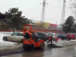 Видео укладки горячего асфальта в снег в Ростове рассмешило жителей