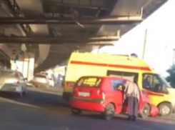 Женщина за рулем «Хендай» протаранила автомобиль скорой помощи в центре Ростова