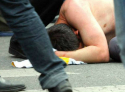 Хулиганы избили до потери сознания некурящего прохожего в Докторском переулке Ростова