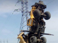 Вставший «на дыбы» с рабочим в кабине автокран высмеяли на видео жители Ростовской области