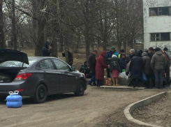 Жертвующие еду бездомным и малоимущим добрые жители Ростова вызвали уважение у горожан