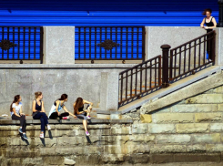 Отдыхающие на набережной красавицы-спортсменки испугали «циститом и геморроем» жителей Ростова