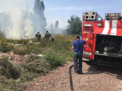 Чудесное спасение машины во время крупного пожара попало на видео в Ростовской области