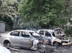 «Полураздетый» BMW отправили в утиль ночные поджигатели в Ростове