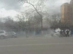 В Ростове на Буденновском загорелся автомобиль