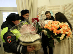 Ростовские полицейские поздравили молодую маму, которую оперативно доставили в роддом