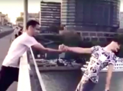 Опаснейшие трюки молодых людей на Ворошиловском мосту Ростова сняли на видео