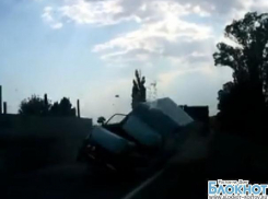 На трассе «Ростов-Таганрог» большегруз лоб в лоб столкнулся с фургоном. ВИДЕО