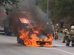 Героическое тушение вспыхнувшей как факел иномарки попало на видео в Ростове