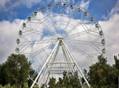 В Ростове на час остановилось колесо обозрения с людьми в кабинках из-за отключения света