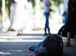 Молодой мужчина впал в алкогольную кому на глазах у шокированных прохожих в Ростовской области