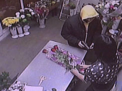 Смелая продавщица цветов в Ростове дала отпор бандиту с пистолетом