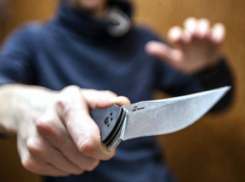 Псих с ножом порезал лицо и руки 16-летней девушке на улице в Ростовской области