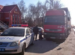 Травму головы получил военнослужащий на иномарке после тарана стоящей фуры в Ростовской области