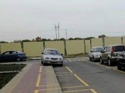 Заехавшая на тротуар «чудо-разметка» в ЖК «Платовский» шокировала ростовчан