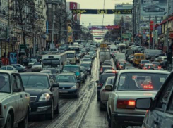 Небывалая пробка парализовала движение на проспекте Буденновский в Ростове