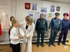 Маленькую героиню наградили за помощь в ликвидации пожара в Ростовской области