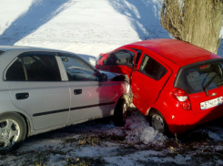 Два водителя пострадали в ДТП по вине женщины на трассе в Ростовской области