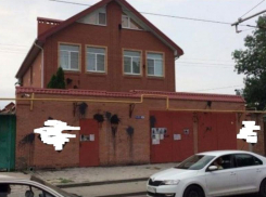 В Ростове власти через суд заставят владелицу частного дома стереть свастику на заборе