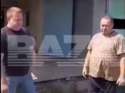 Купавшиеся в молоке фермер и чиновник раскаялись в содеянном