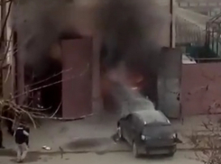 Сильный пожар на станции технического обслуживания в Ростове попал на видео