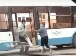 Ростовчане засняли на видео, как женщина-водитель троллейбуса дала отпор буйному пассажиру