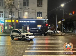 В Ростове водитель «Лады» проехал на красный и устроил ДТП с внедорожником на Будённовском