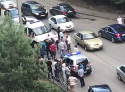 Жестокое нападение троих мужчин на беззащитного прохожего сняли на видео в Ростове