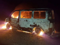 Жуткий огонь за 10 минут уничтожил микроавтобус «Фольксваген» в Ростовской области