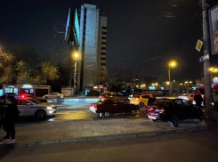 В центре Ростова 29-летний мужчина погиб в тройном ДТП с мотоциклом