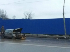 Скоростным ударом о дорожный столб закончились лихие покатушки для водителя «Лады» в Ростове