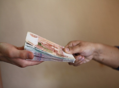 Судебные приставы погорели на взятке в 100 тысяч рублей в Ростовской области 